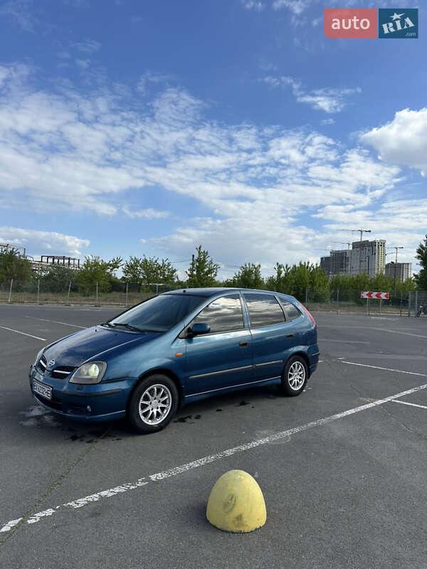 Nissan Almera tino (2002)