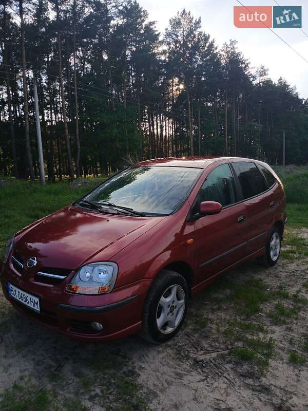 Nissan Almera tino (2001)