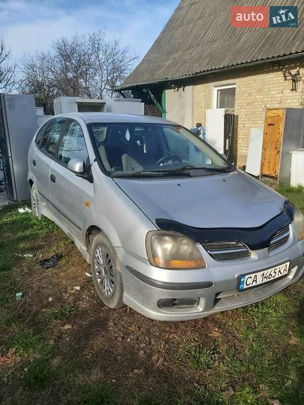Nissan Almera tino (2001)