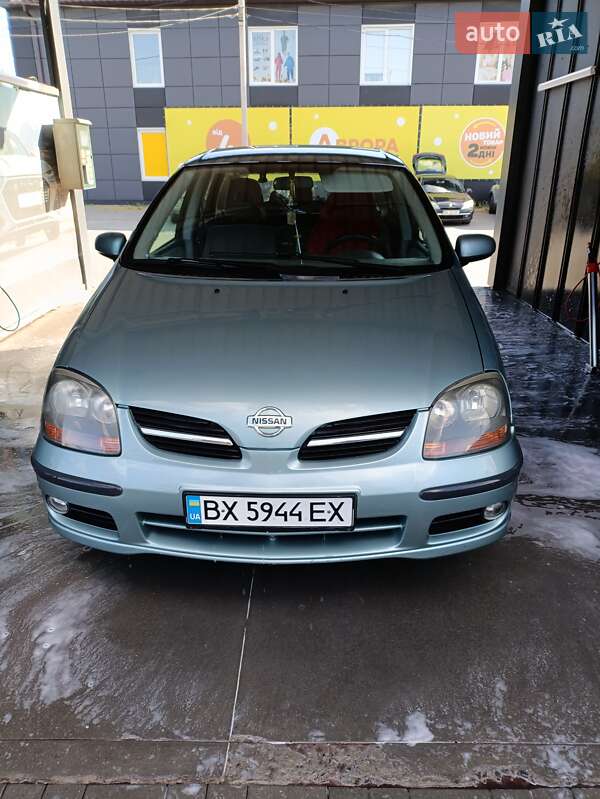 Nissan Almera tino (2001)