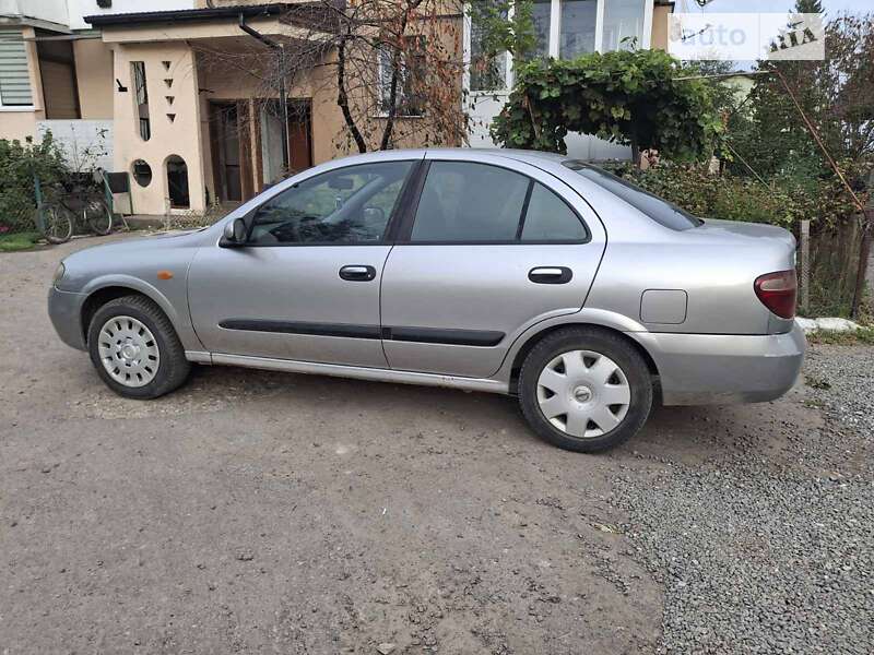 Nissan Almera (2005)