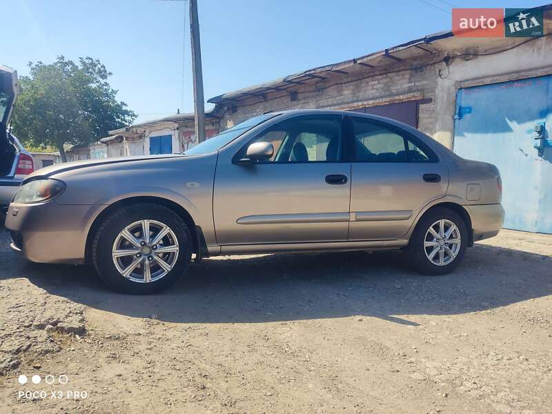 Nissan Almera (2005)