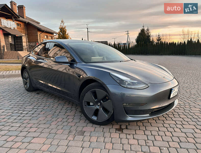Tesla Model 3 (2022)