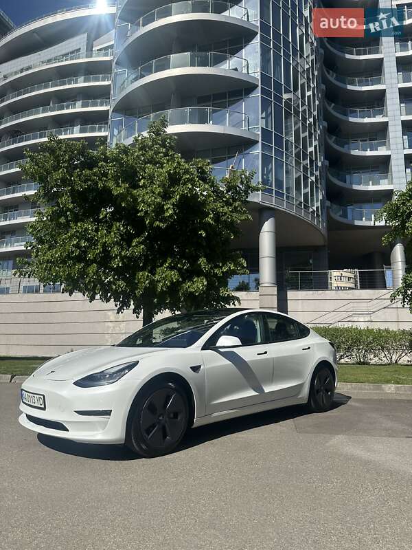 Tesla Model 3 (2023)