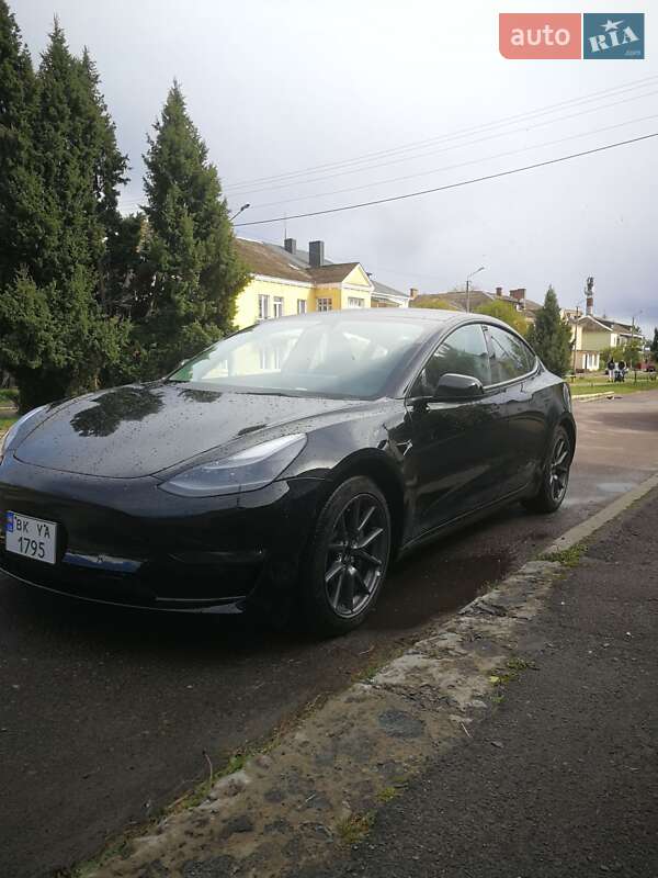 Tesla Model 3 (2022)
