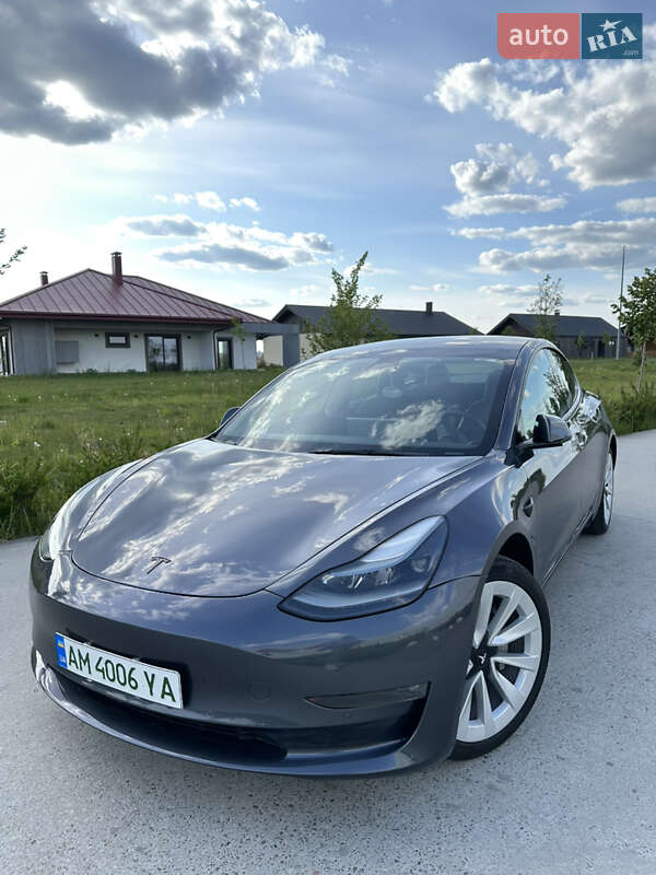 Tesla Model 3 (2023)