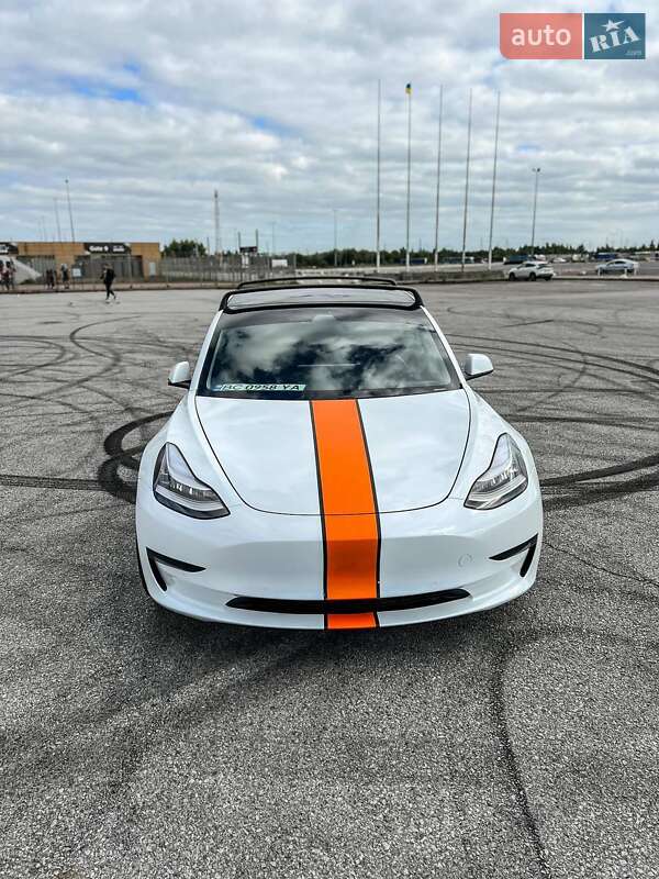 Tesla Model 3 (2019)