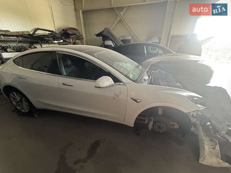 Tesla Model 3 (2019)