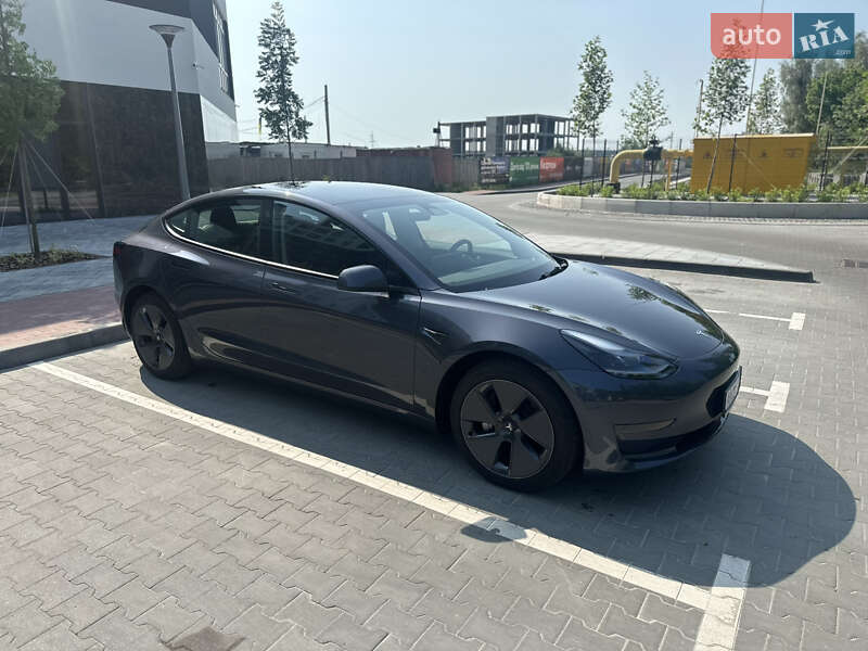 Tesla Model 3 (2023)