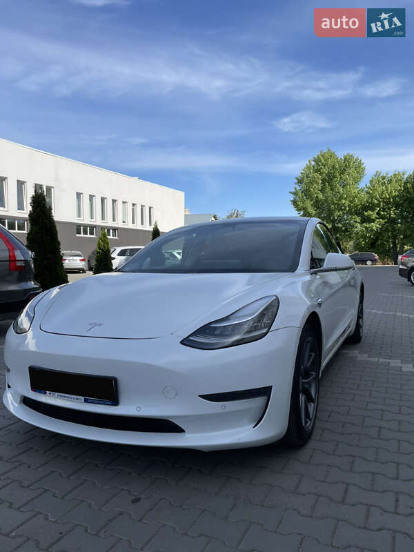 Tesla Model 3 (2019)