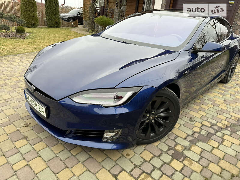 Tesla Model s100d (2018)