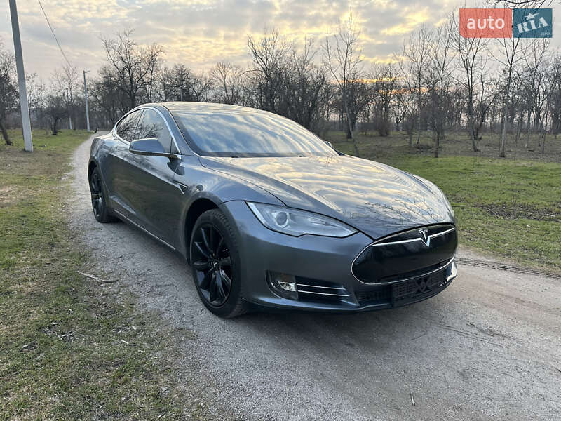 Tesla Model s (2013)