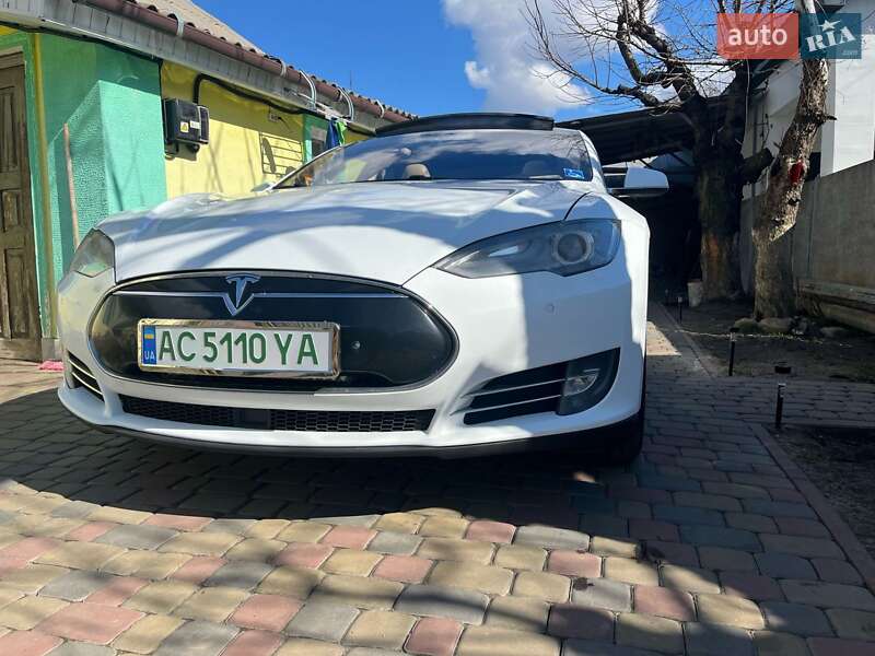 Tesla Model s (2015)