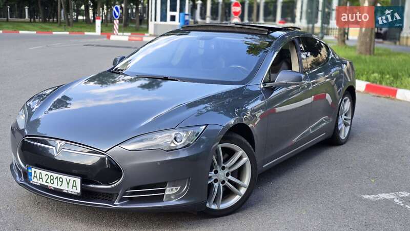 Tesla Model s (2013)