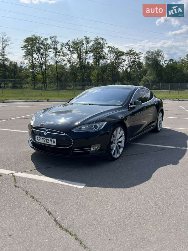 Tesla Model s (2015)