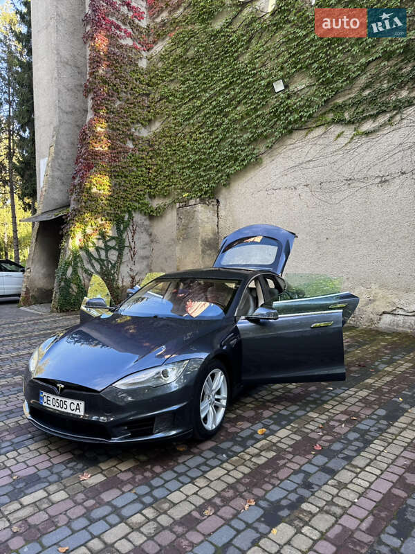Tesla Model s (2015)