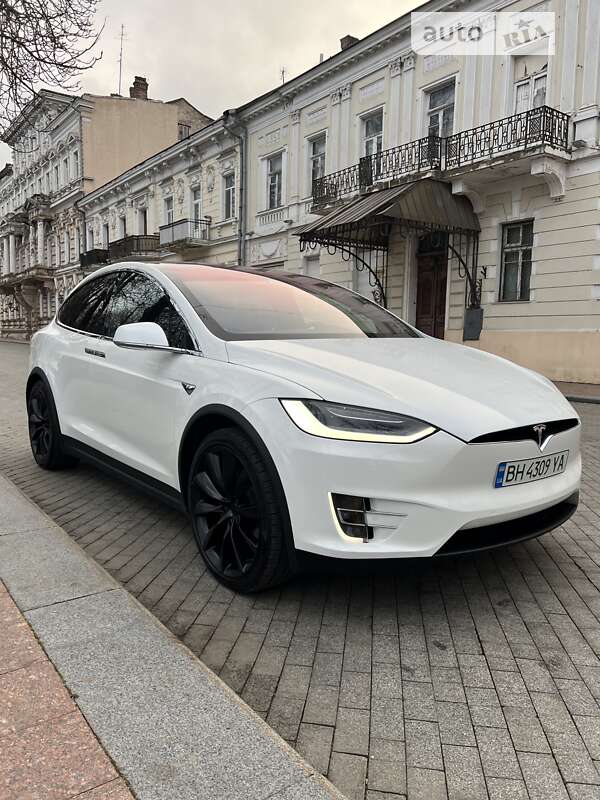 Tesla Model x (2020)