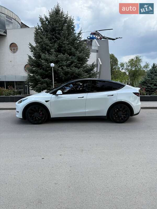 Tesla Model y (2022)