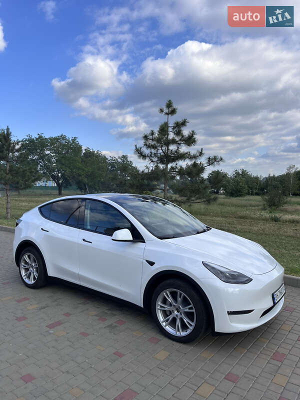 Tesla Model y (2023)
