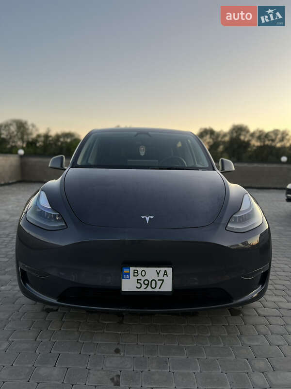 Tesla Model y (2023)