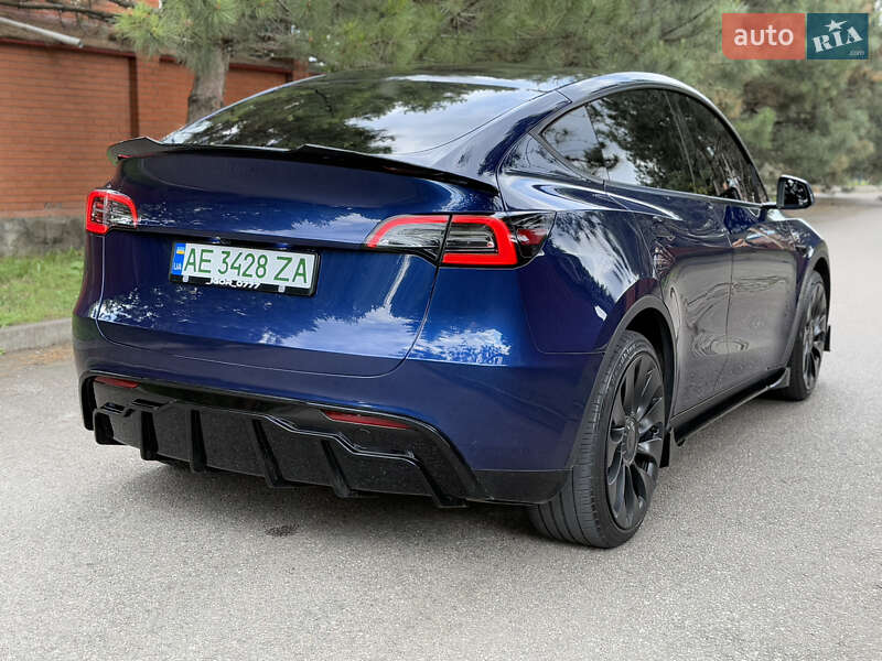 Tesla Model y (2023)