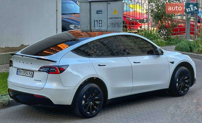 Tesla Model y (2021)