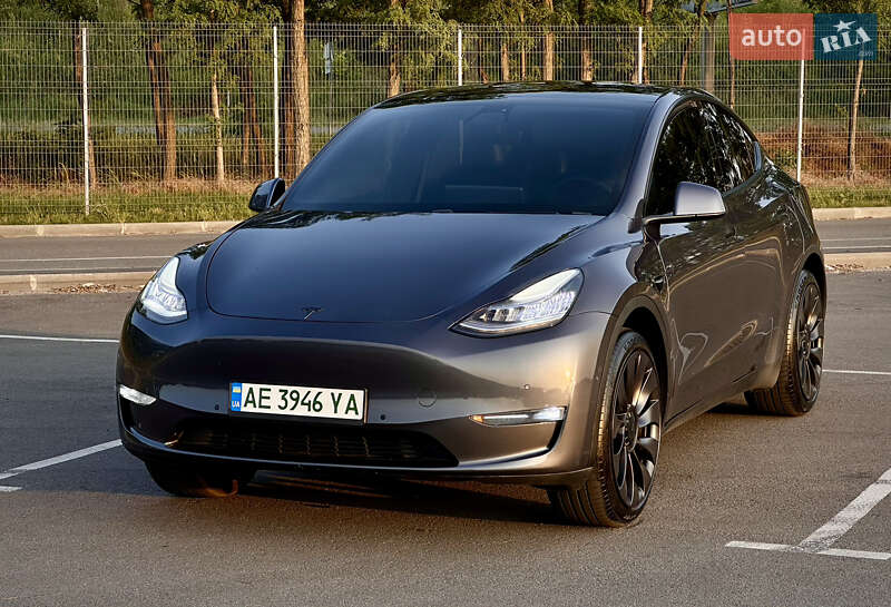 Tesla Model y (2020)