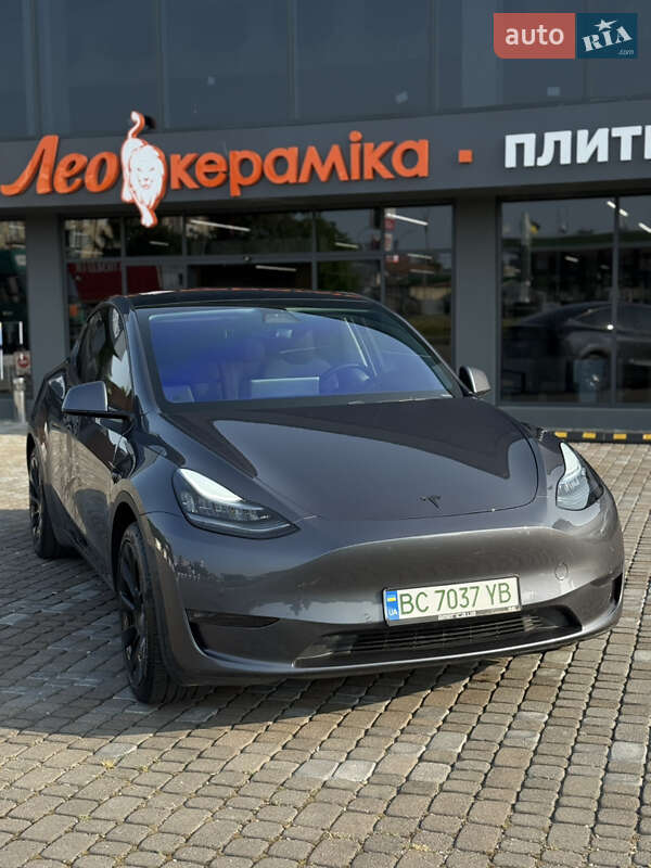 Tesla Model y (2020)