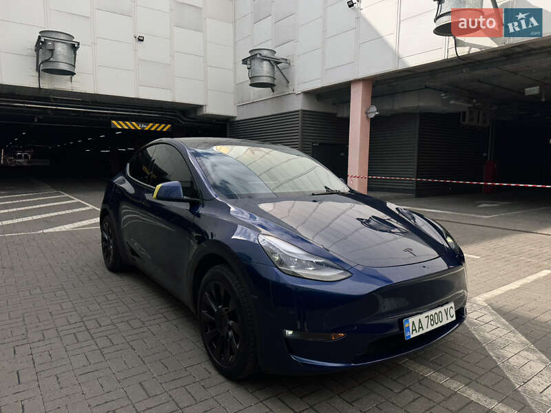 Tesla Model y (2024)
