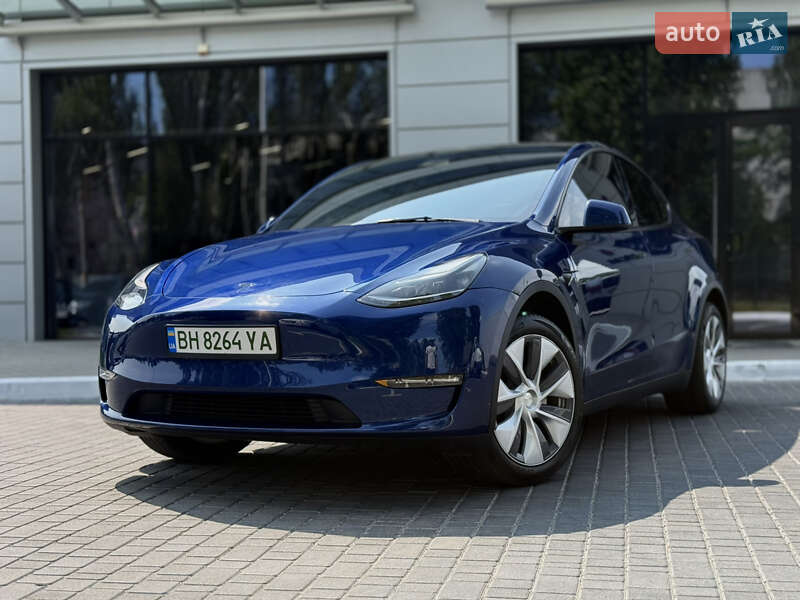 Tesla Model y (2023)