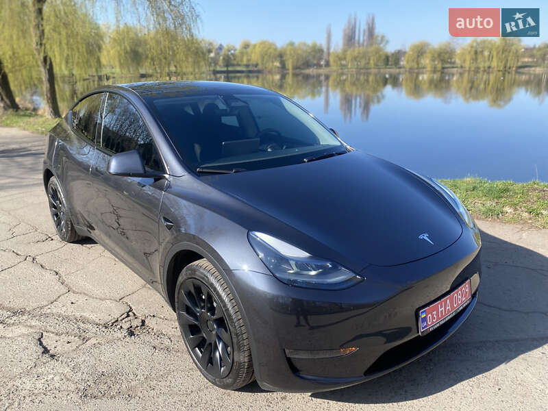 Tesla Model y (2024)