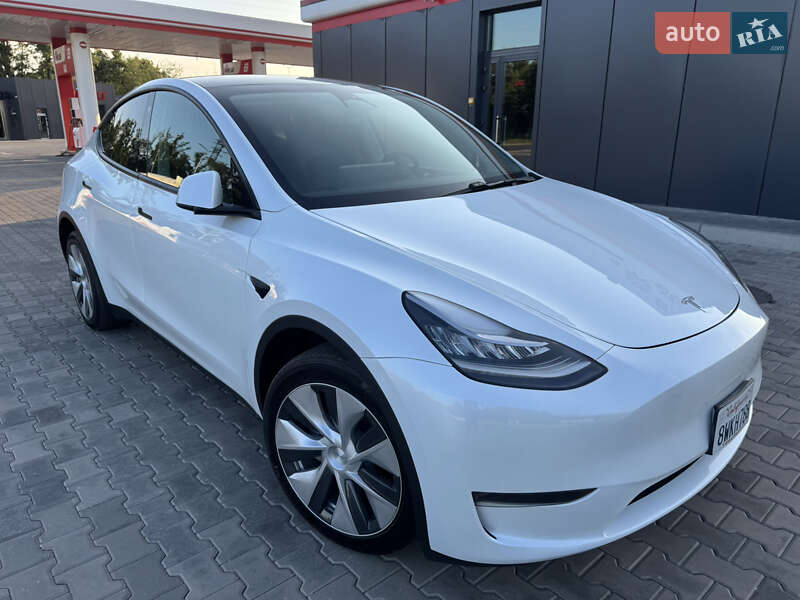 Tesla Model y (2023)