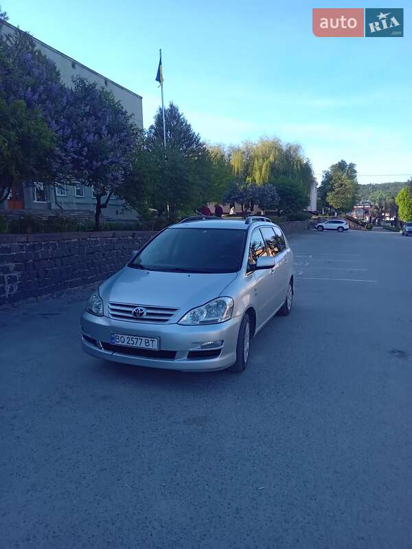 Toyota Avensis verso (2004)