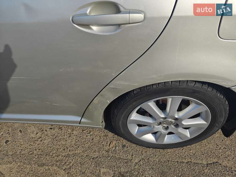 Toyota Avensis (2005)