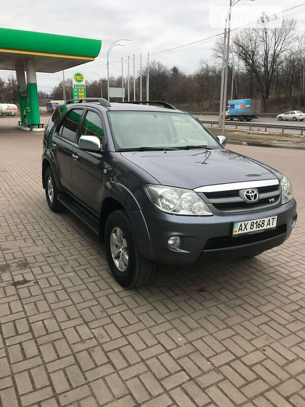 Toyota Fortuner (2006)