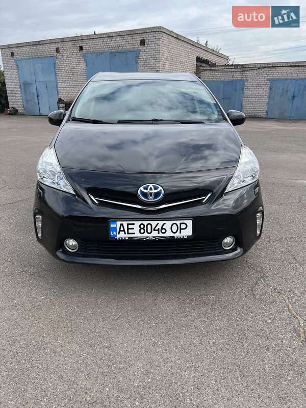 Toyota Prius v (2014)