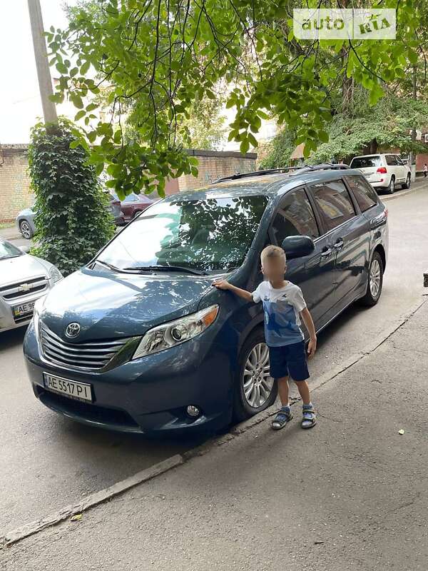 Toyota Sienna (2015)