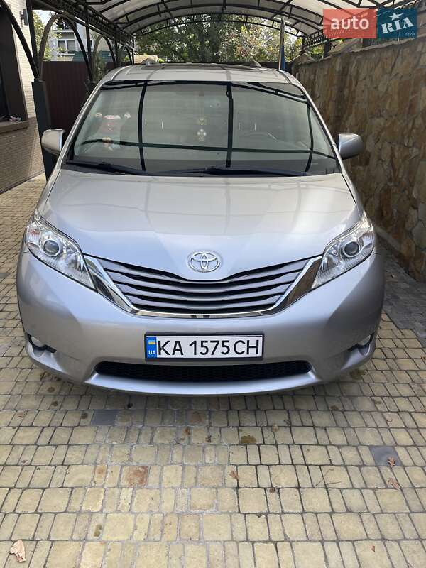 Toyota Sienna (2015)