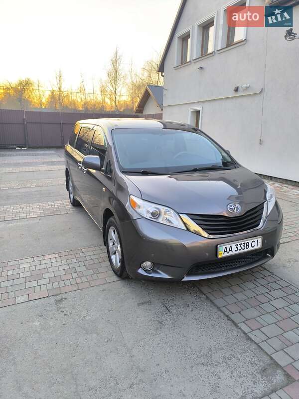 Toyota Sienna (2012)