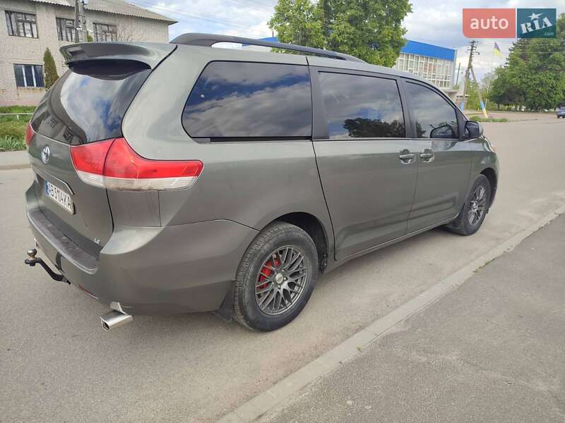 Toyota Sienna (2012)