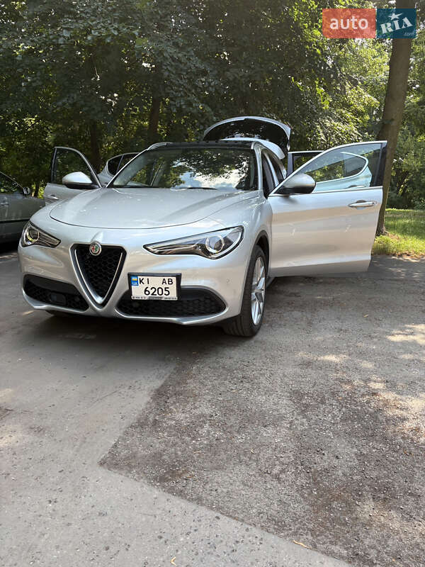 Alfa romeo Stelvio (2017)