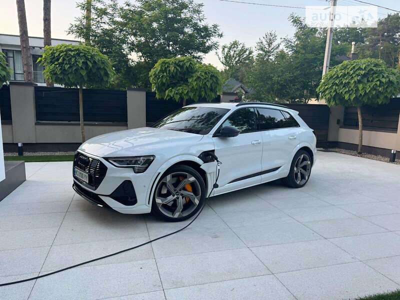 Audi E-tron s (2021)