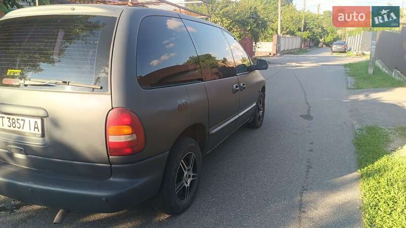 Dodge Ram van (1998)