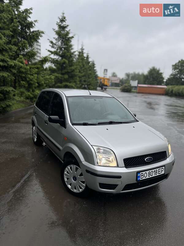 Ford Fusion (2004)
