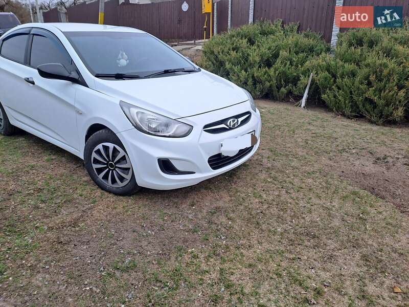 Hyundai Accent (2013)