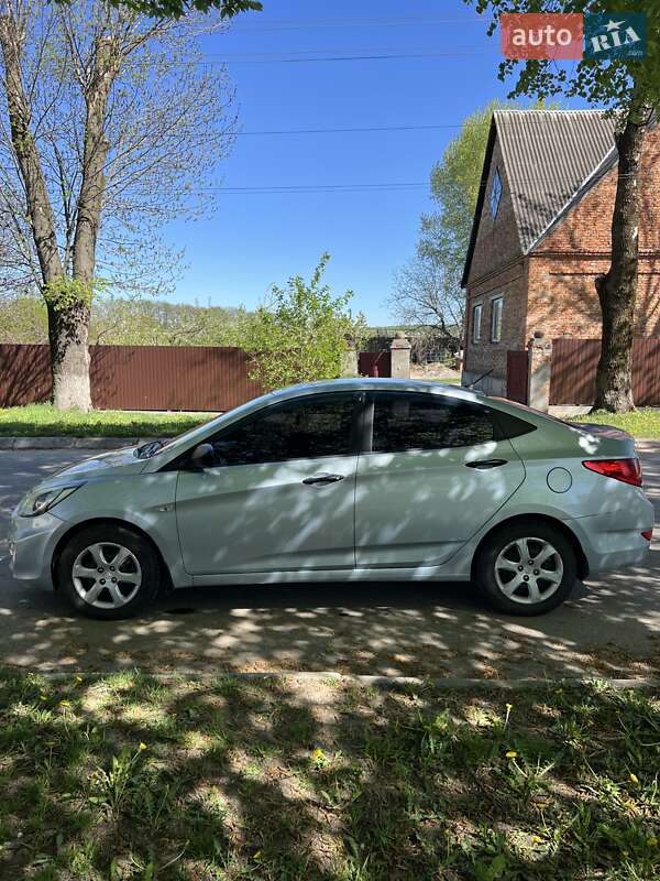 Hyundai Accent (2011)