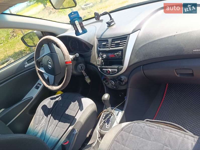 Hyundai Accent (2011)
