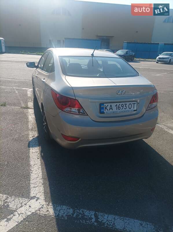 Hyundai Accent (2011)