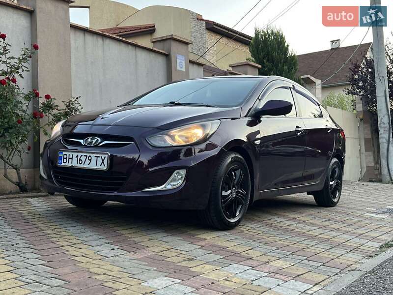 Hyundai Accent (2012)