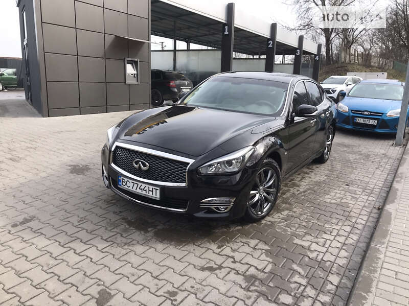 Infiniti Q70 (2016)